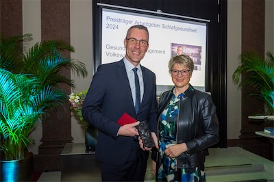 Laudatorin und Dr. Lars Nachbar vom Team Gesundheitsmanagement VW AG