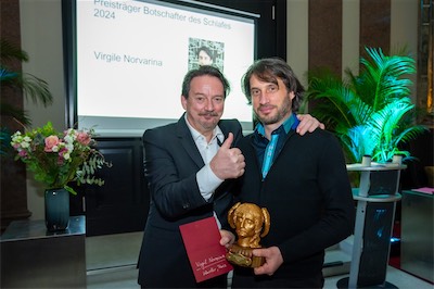 Kolja Kleeberg und Virgile Novarina mit Preisskulptur